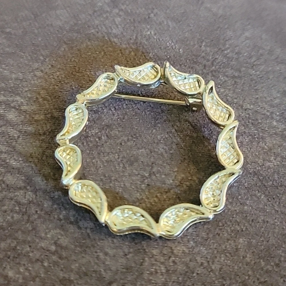 3/$30 VTG Silvertone Paisley Wreath Brooch Scarf Pin